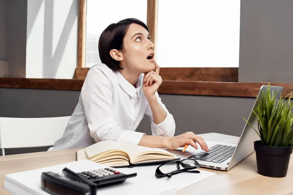 Mulher em traje na frente do laptop com óculos de auto-confiança Studio Lifestyle — Fotografia de Stock