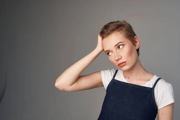 Vacker kvinna kort hår makeup glamour ljus bakgrund — Stockfoto