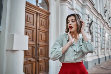 Çekici bir kadın. Parkta yürüyen kırmızı dudaklar.