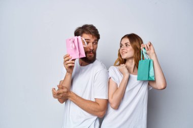 Komik erkek ve kadın alışveriş duyguları sunar.