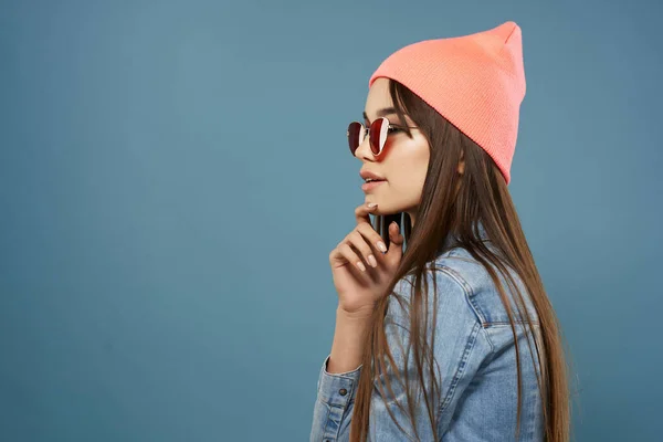 Mooie vrouw in denim jas roze hoed bril mode moderne stijl — Stockfoto