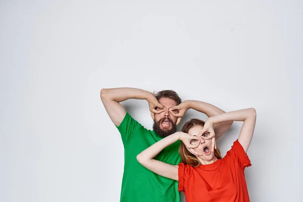 Matrimonio pareja abrazo amistad colorido camisetas familia luz fondo — Foto de Stock