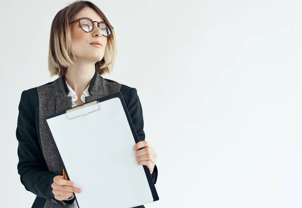 Femme d'affaires dans le dossier de lunettes pour les papiers publicité copie-espace officiel — Photo