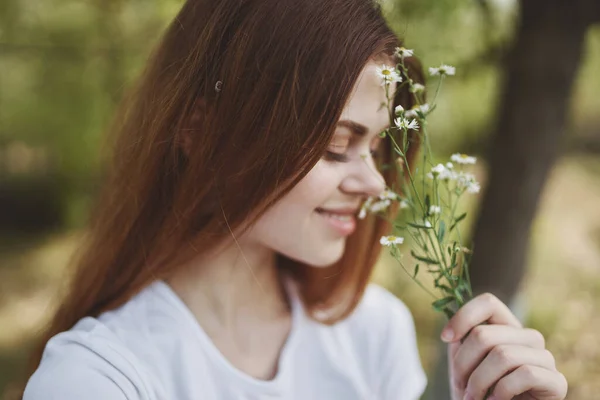 Donna Fiori di campo natura Aria fresca — Foto Stock