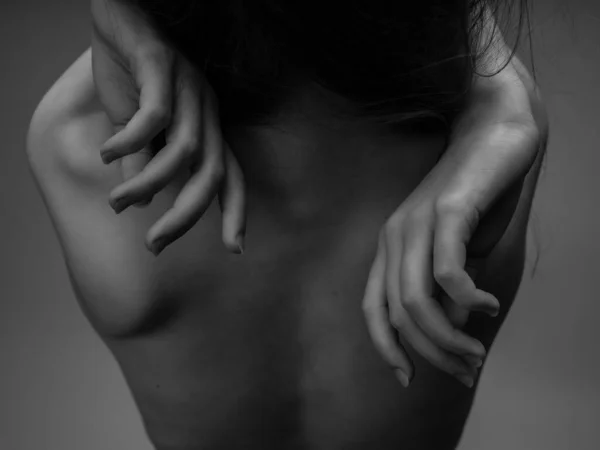 Plecy kobiety nagie ciało pozowanie czarno-białe zdjęcie — Zdjęcie stockowe