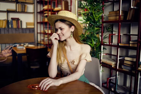 Fröhliche Frau liest im Café ein Buch — Stockfoto