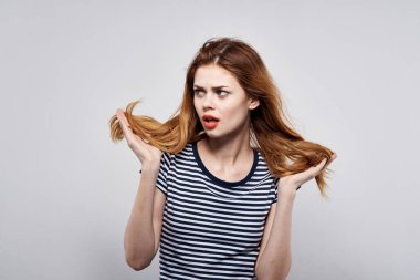 Moda pozu veren neşeli kadın. Kırmızı küpeler, mücevher modeli stüdyosu.