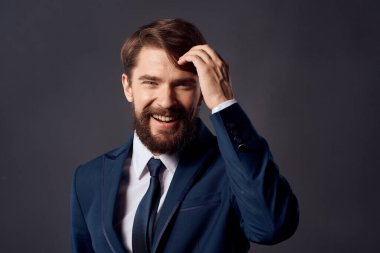 Takım elbiseli adam başarılı bir iş çıkardı.