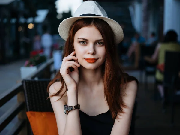 Mulher bonita café verão férias estilo de vida divertido — Fotografia de Stock