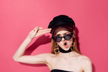 çekici bir kadın güneş gözlüğü dekorasyonu pembe arka plan