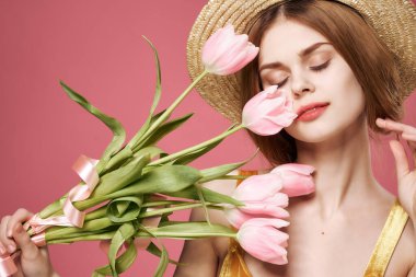 Şapka çiçekli kadın iç mekan cazibesi pembe arka plan