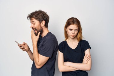 Erkek ve kadın iletişimi kucaklıyor. Dostluk arka planda.