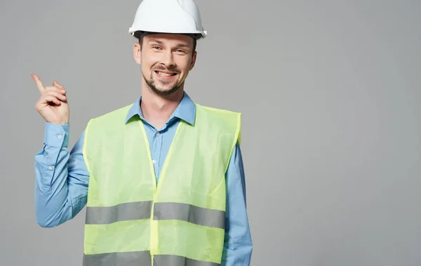 Maschio costruttore riflettente giubbotto emozioni studio professionale in posa — Foto Stock