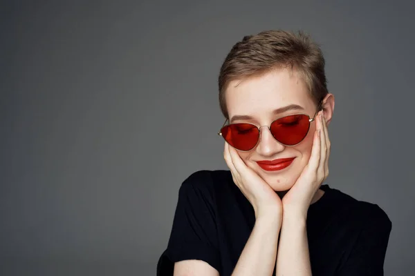 Bella donna taglio di capelli corto labbra rosse sfondo scuro — Foto Stock