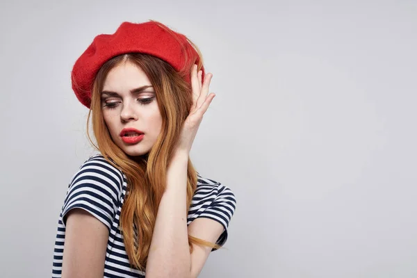 Bonita mulher posando moda atraente olhar vermelho brincos jóias isolado fundo — Fotografia de Stock