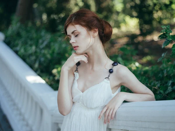 Yunan kadın beyaz elbisesi mitoloji pozu verdi — Stok fotoğraf