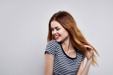 Güzel bir kadın saç stili neşesi. Moda pozu.