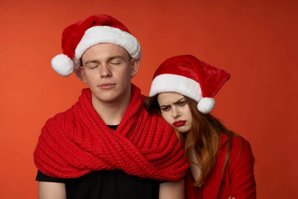 Família em santa chapéus diversão ano novo feriado fundo vermelho — Fotografia de Stock