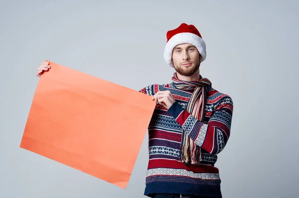 Homme émotionnel dans les vêtements du Nouvel An tenant une bannière fond de lumière de vacances — Photo