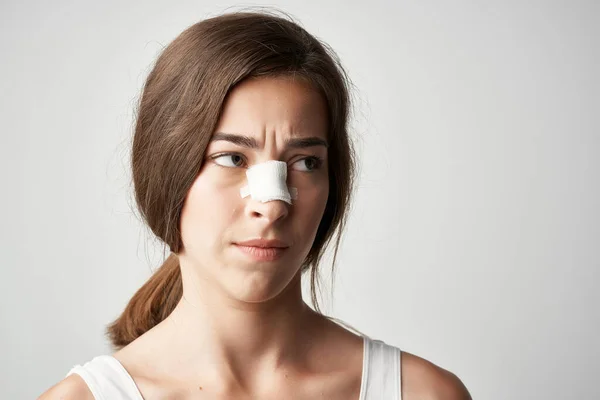 Mujer con lesión nasal dañada tratamiento medicina de la salud — Foto de Stock