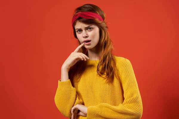 Kırmızı bantlı güzel kadın sarı süveter moda hipster 'ı. — Stok fotoğraf