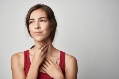 Kırmızı tişörtlü kadın. Travma, sağlık, duygu, tıp.