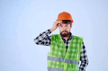 Üniformalı işçi inşaat atölyesi