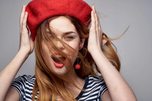 Hermosa mujer vistiendo un sombrero rojo maquillaje Francia Europa moda posando aire fresco —  Fotos de Stock