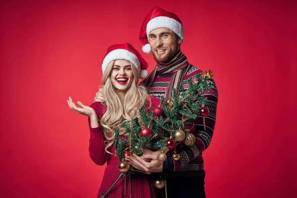 Мужчина и женщина празднуют Рождество счастье романтика красный фон — стоковое фото
