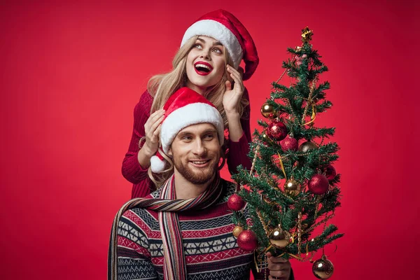 Alegre jovem casal Natal decoração brinquedos ano novo — Fotografia de Stock