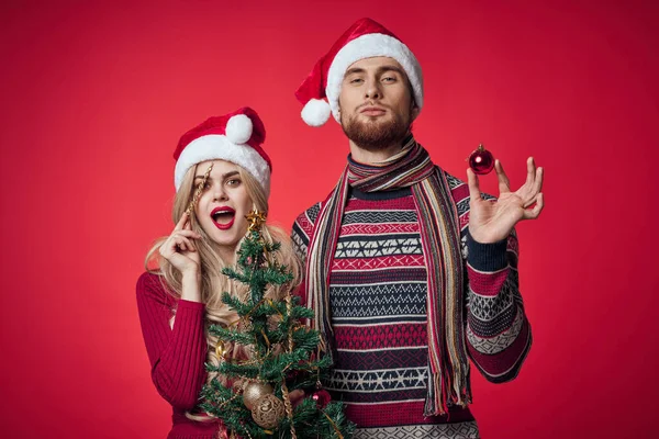 Bonito jovem casal celebrar natal juntos vermelho fundo — Fotografia de Stock