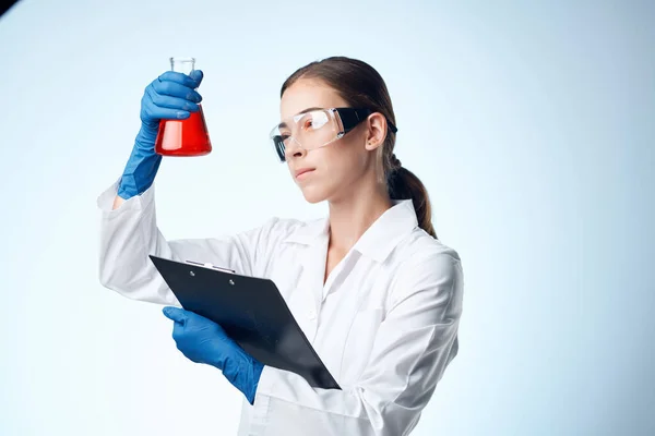 Mulher assistente de laboratório medicina pesquisa biologia tecnologia analisa — Fotografia de Stock