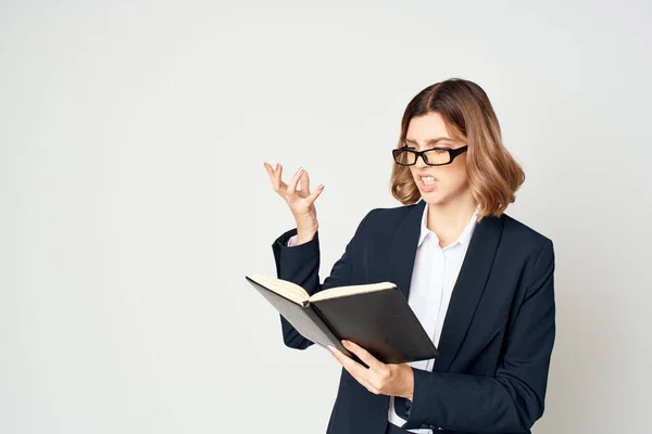 Mulher de negócios de terno usando óculos estilo elegante gerente de trabalho — Fotografia de Stock