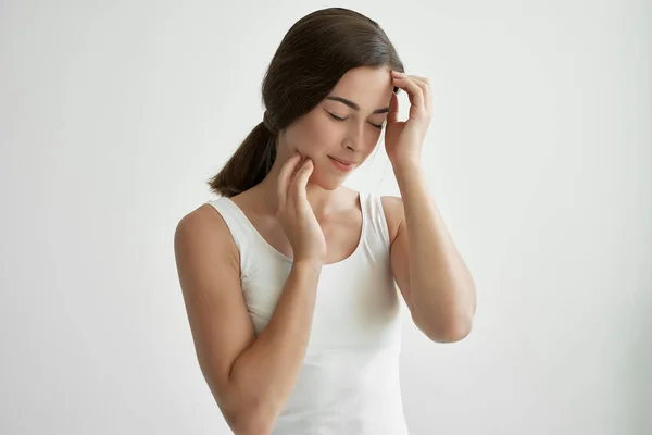 Mujer con los ojos cerrados dolor de cabeza emociones negativas —  Fotos de Stock