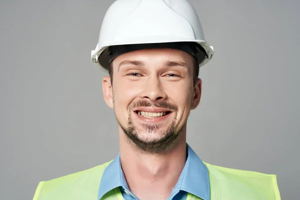 Людина в будівельній формі Професійний робочий світловий фон — стокове фото