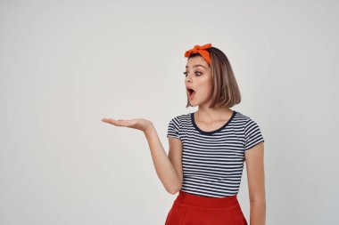 Kafasında çizgili tişört arkaplanı olan güzel bir kadın.