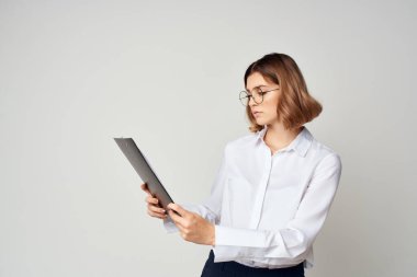 Yönetici pozu ofis işi hafif arkaplan duyguları