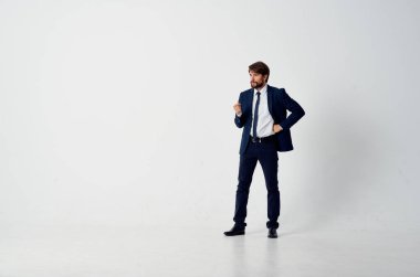 Yürütme ışığı arkaplanı oluşturan işadamları