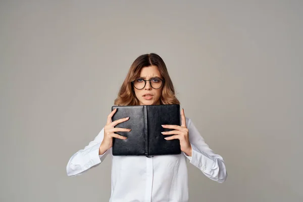 Femme d'affaires dans des lunettes avec des documents dans les mains d'un bureau professionnel — Photo