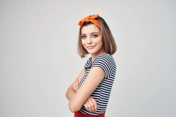 Bella donna con fascia arancione decorazione moda posa emozione — Foto Stock