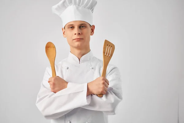 Alegre chef masculino utensilios de cocina trabajo personal restaurantes — Foto de Stock