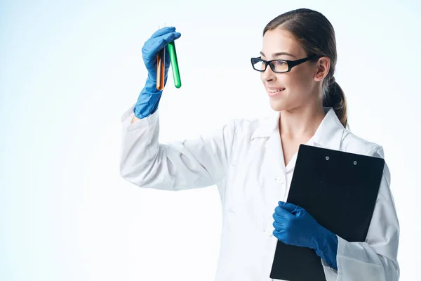 Analisi medico femminile biotecnologia ricerca medicina luce sfondo — Foto Stock
