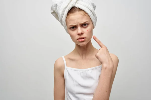 Hübsche Frau mit einem Handtuch auf dem Kopf Kosmetikstudio — Stockfoto