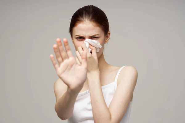 Vrouw in wit t-shirt met een sjaal lichte achtergrond — Stockfoto