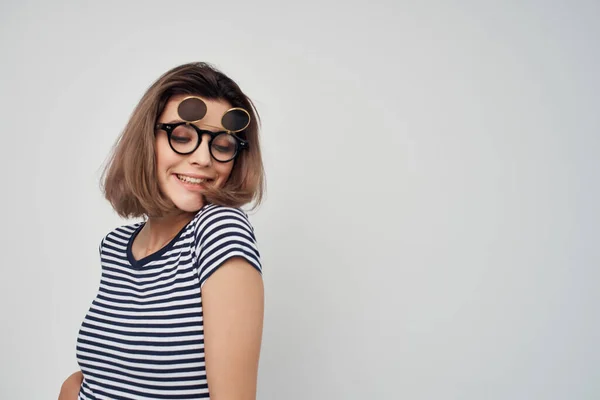 Vrouw in gestreept t-shirt mode bril studio poseren — Stockfoto