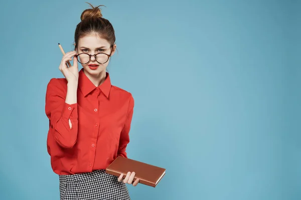 Üzleti nő kezében arany piros ing szemüveg — Stock Fotó