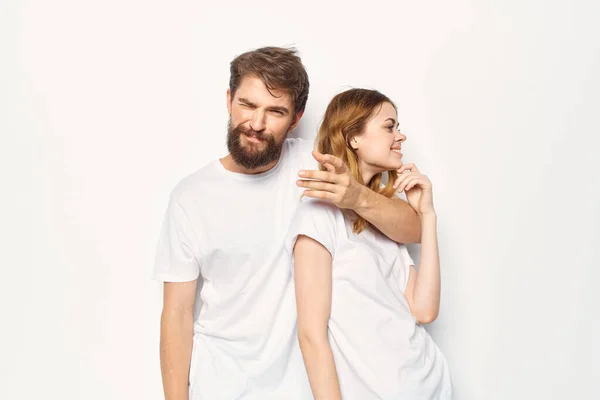 Allegro uomo e donna in bianco t-shirt studio divertente posa — Foto Stock