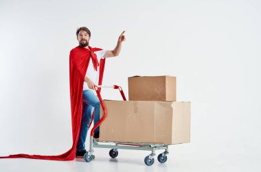 Neşeli adam izole bir arka planda at arabasına biniyor.