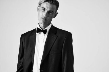 Siyah ceketli adam papyonlu moda saç stili açık arkaplan