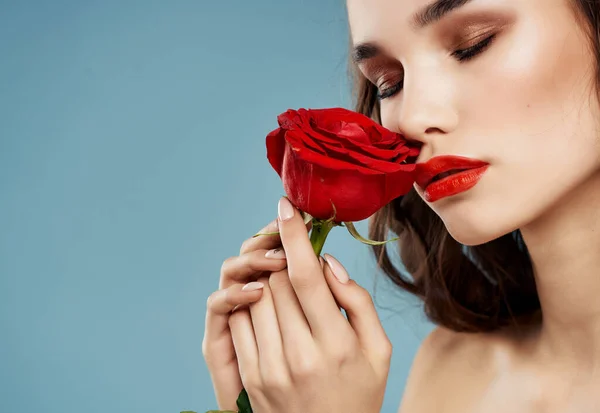 Mujer atractivo look rosa flor lujo azul fondo — Foto de Stock